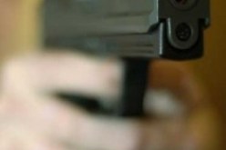 يطلق عليهما النار ببرودة دمٌ بعد الطلب منهما اللحاق به إلى مسكنه لقبض باقي المبلغ