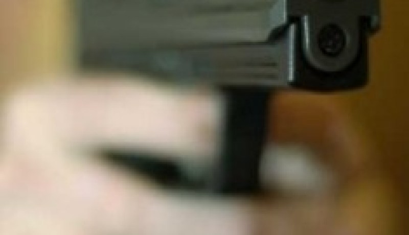 يطلق عليهما النار ببرودة دمٌ بعد الطلب منهما اللحاق به إلى مسكنه لقبض باقي المبلغ