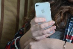 أصابع زوجي لا عمل لها سوى مداعبة شاشة هاتفه والإبحار