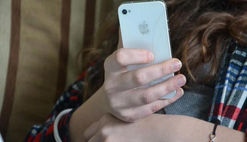 أصابع زوجي لا عمل لها سوى مداعبة شاشة هاتفه والإبحار