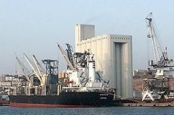 لجنة طبية تمنع نزول المسافرين قبل المراقبة بميناء الغزوات