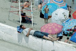 من قال إن الراحة والاصطياف غير متعبة؟ فها هو هذا الشاب الذي يظهر في الصورة تعب من الراحة واستسلم للنوم على هذا الجدار كما يفعل “هامتي دامتي الجزائر”.