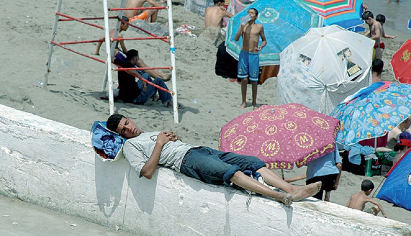 من قال إن الراحة والاصطياف غير متعبة؟ فها هو هذا الشاب الذي يظهر في الصورة تعب من الراحة واستسلم للنوم على هذا الجدار كما يفعل “هامتي دامتي الجزائر”.