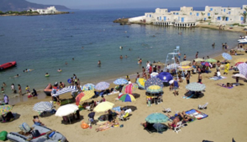 تفاقم ظاهرة ارتداء المايوهات واختلاف الآراء حولها:الألبسة الفاضحة تعم الواجهات البحرية وتثير جنون الشباب الجزائري