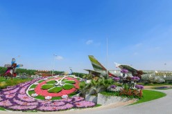 بالصور والفيديو..  أكبر مجسم طائرة حقيقي لطيران الإمارات من الزهور