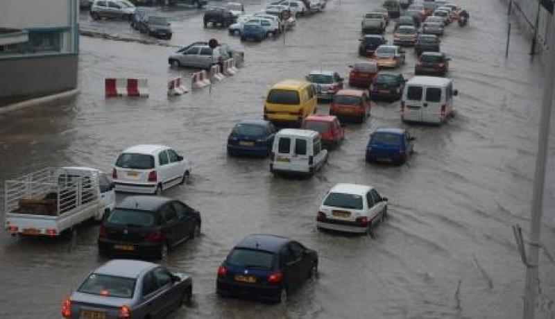 الأمطار الغزيرة تتسبب في قطع العديد من الطرقات