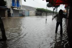 انقطاع في شبكات الطرق والكهرباء ومناطق معزولة وأخرى منكوبة