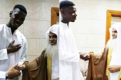 بوغبا يلتقط صورة مع إمام المسجد النبوي الشيخ الحذيفي