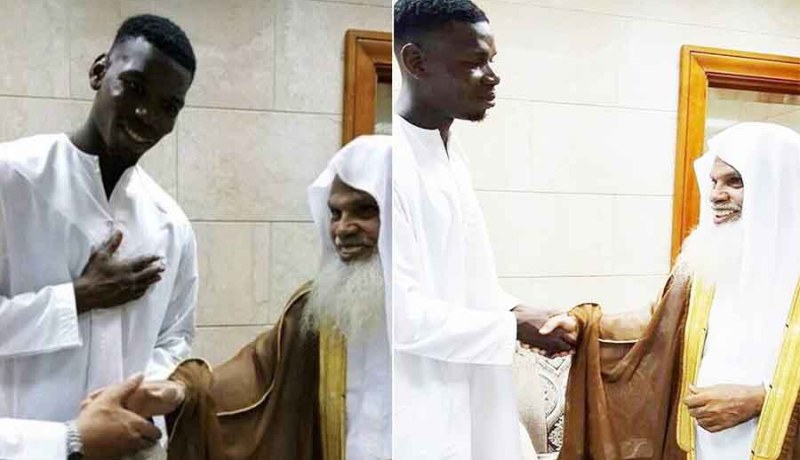 بوغبا يلتقط صورة مع إمام المسجد النبوي الشيخ الحذيفي