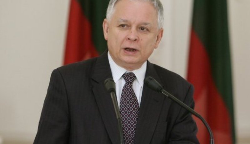 التحقيقات الأولية يظهر وجود أشخاص في قمرة قيادة الطائرة البولندية غير طاقمها