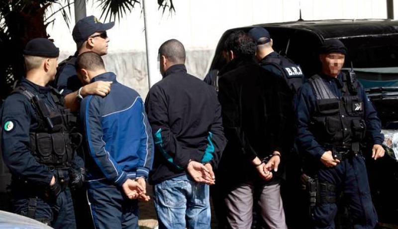 الاطاحة بعصابة تقوم بسرقة النساء والمسنين في البيض