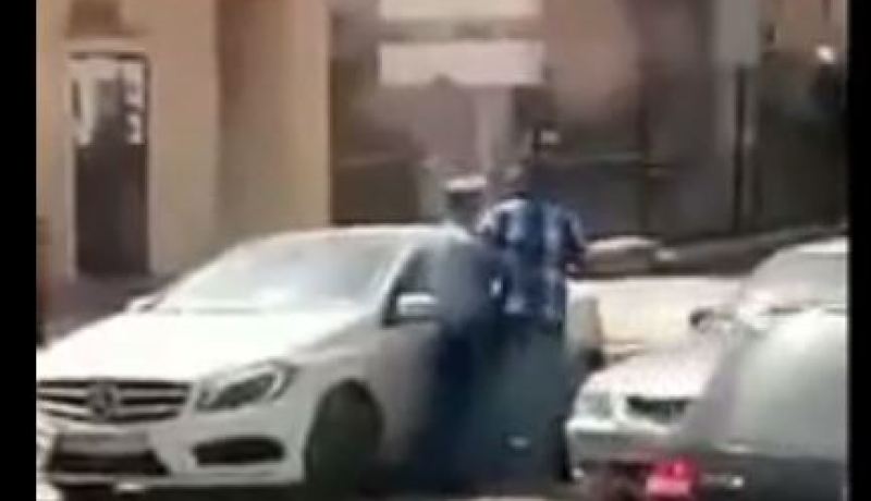 بالفيديو مواطن يعتدي على شرطي في تلمسان