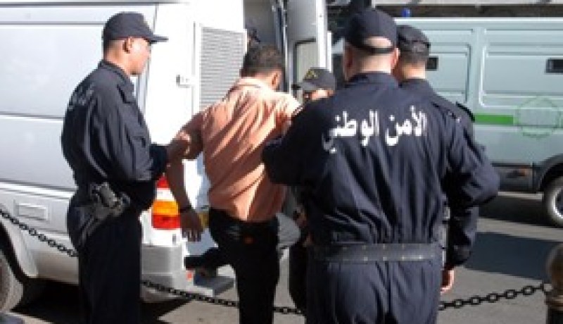 عسكري يحاول تحويل وجهة فتاة بحاسي بحبح