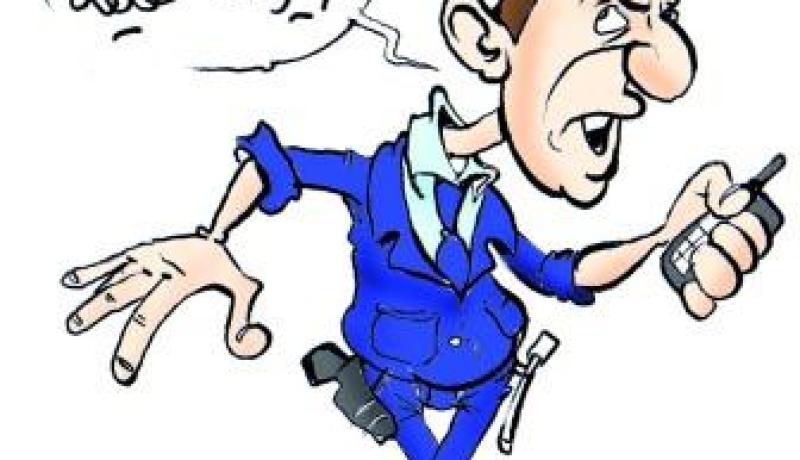 شـرطيـان يسـرقـان هـاتـف نـقــــال مـواطـنـة