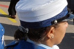 شرطية تتعرض لتحطيم سيارتها من قبل حارس الحظيرة