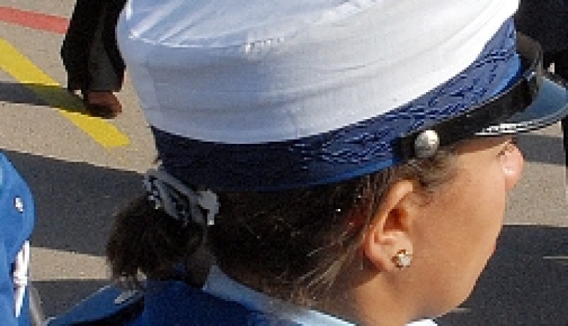 شرطية تتعرض لتحطيم سيارتها من قبل حارس الحظيرة