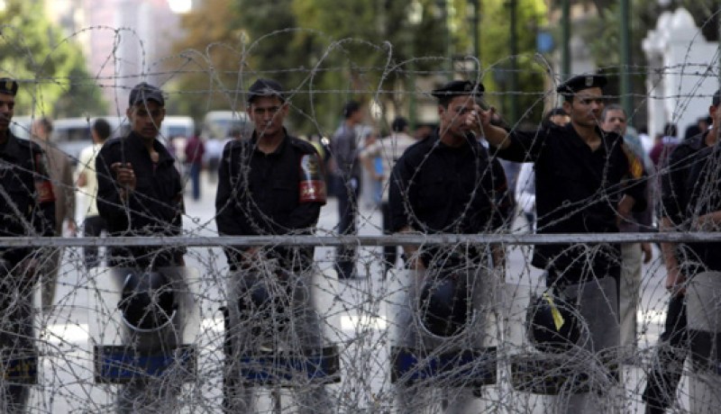 تعزيزات أمنية في مقر للشرطة في مصر