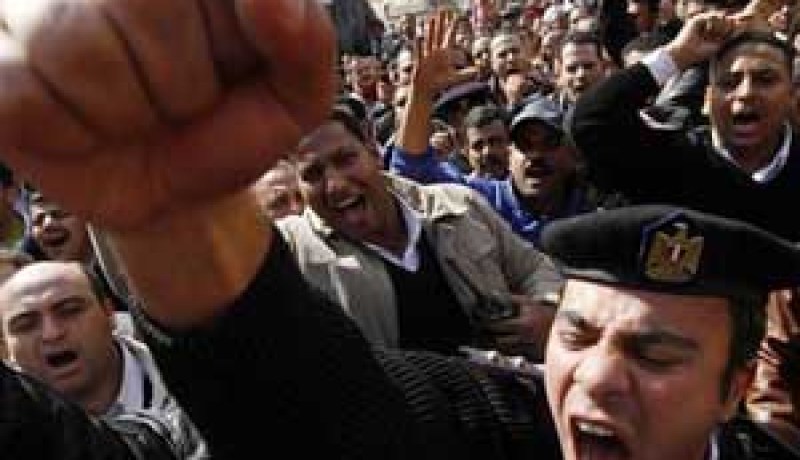 عناصر من الشرطة يتظاهرون في القاهرة ويصطدمون مع الجيش