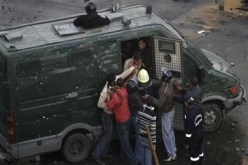 اشتباكات بين الاف المتظاهرين والشرطة في عدد من المحافظات المصرية