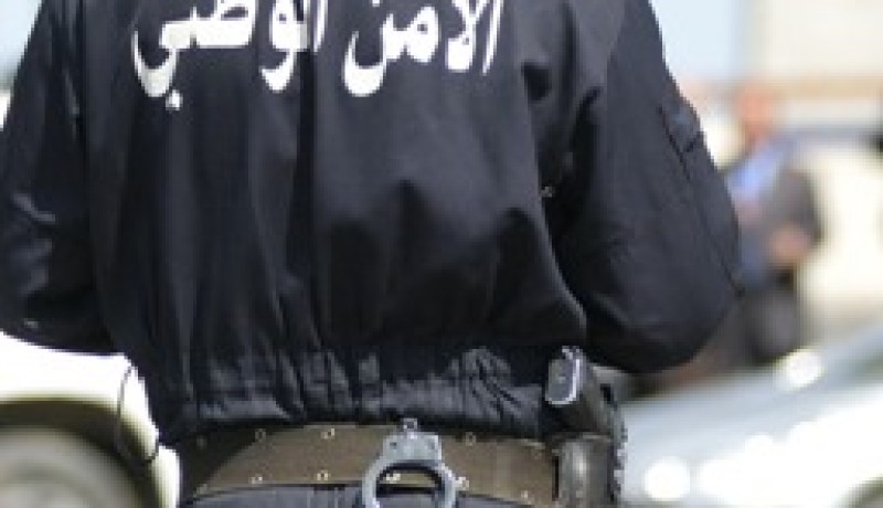 ضابط شرطة يتهم شابا بمحاولة سرقة سلاحه