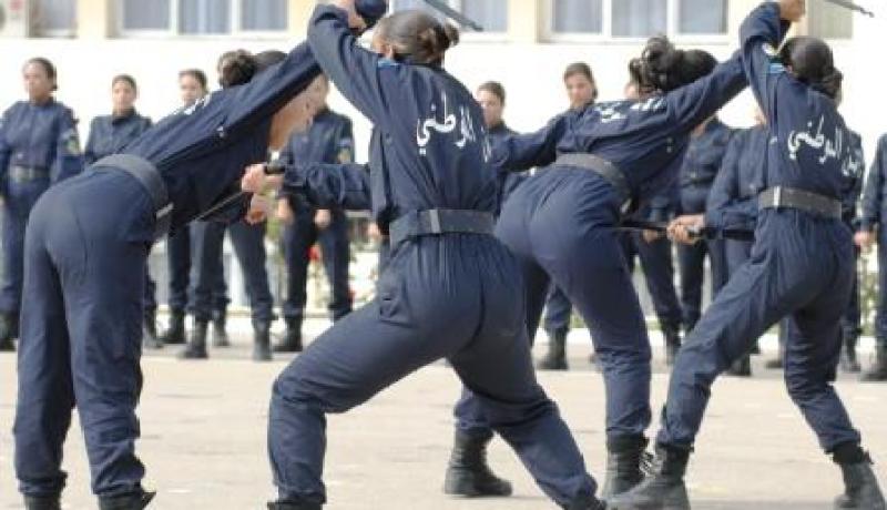 تونسي يمنع التدخين على الشرطيات