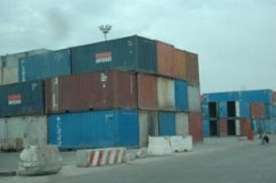 ناقلو المركبات المستوردة‮ ‬يغلقون مداخل ميناء جن جن احتجاجا على الفوضى‮ ‬