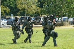 ضابط شرطة أمريكي يقتل 3 من زملائه