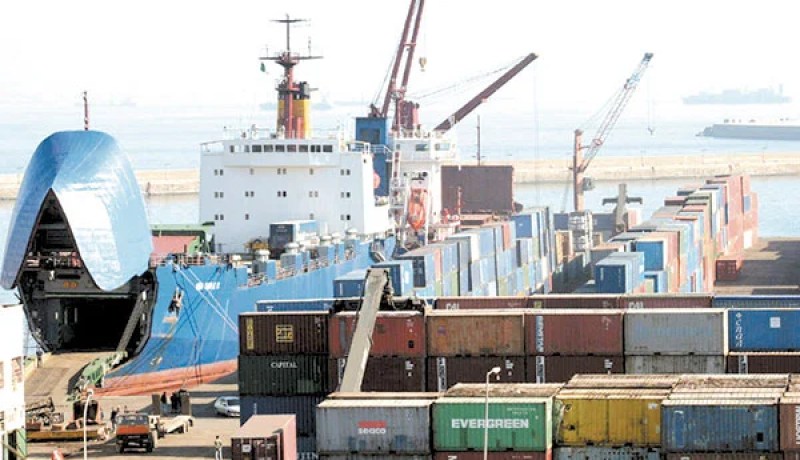 وزارة التجارة تفتح عمليات إستيراد مواد التجميل والمواد السامة