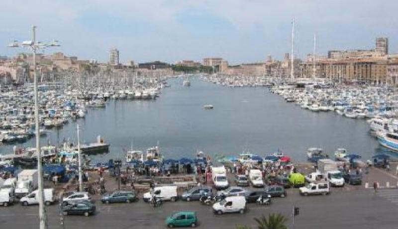 قانون المالية التكميلي يشل الموانئ الفرنسية