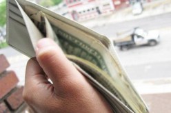 يسرق محفظة نقود من أجل معالجة أمه