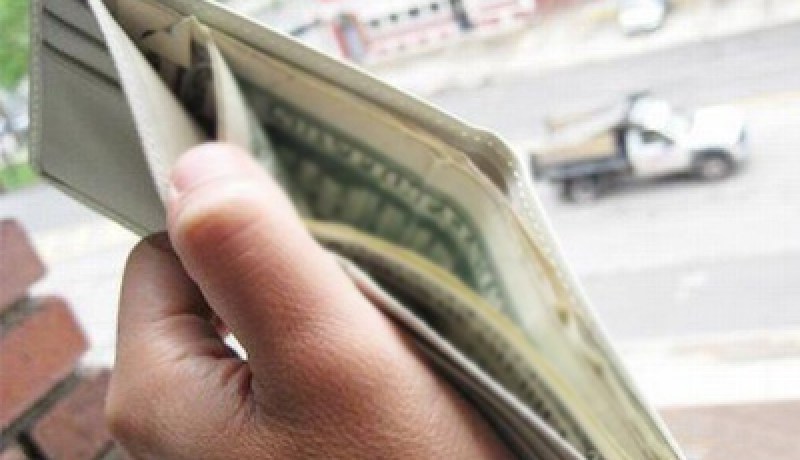 يسرق محفظة نقود من أجل معالجة أمه