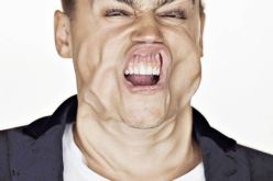 صور ملتقطة لأشخاص أثناء هبوب الرياح