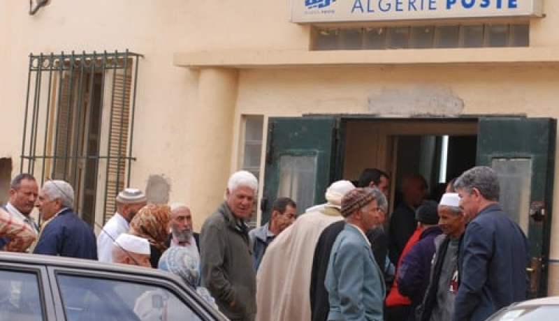 شبكة بريد الجزائر معطلة وملايين الأجراء يحرمون من تسّلم أموالهم
