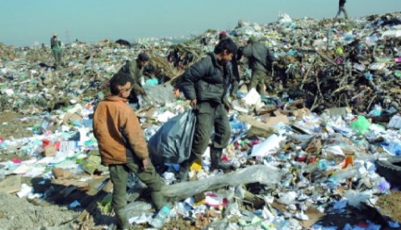 أطفال يعثرون على جثة فتاة مقتولة وعارية في مزبلة أولاد فايت