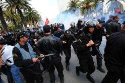 إعلان حظر التجول ليلا عقب تواصل المناوشات بين المتظاهرين وقوى الأمن بتونس