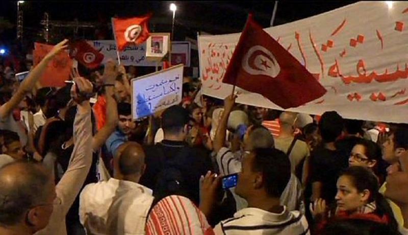 المعارضة التونسية تدعو إلى التظاهر للمطالبة باستقالة الحكومة
