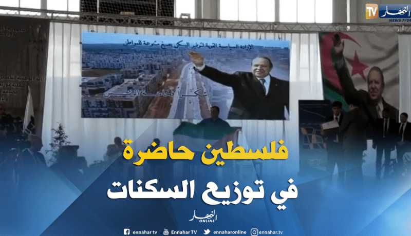 مستفيد من سكن عدل يرفع العلم الفلسطيني تعبيرا عن فرحته