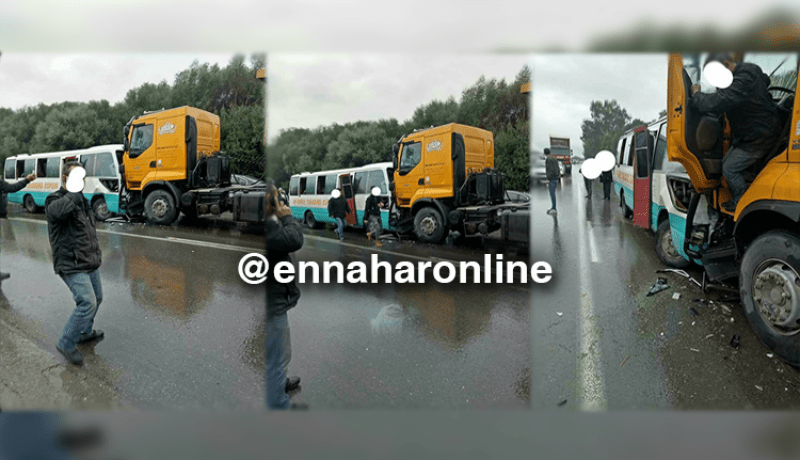 إصابة 11 شخصاً في حادث اصطدام شاحنة بحافلة في تبسة