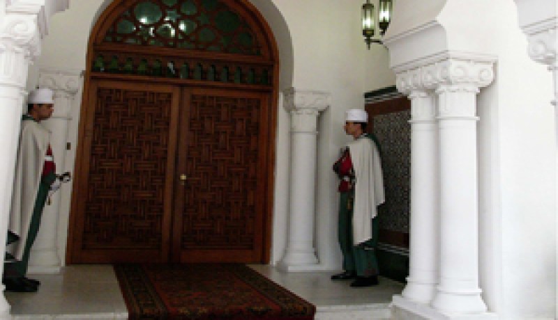 هل سيستنجد الرئيس بالأجانب ويعزل مازوني؟