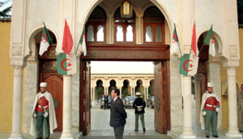 العدالة تستدعي ممثل البنك في قضية الأمين السابق للرئاسة