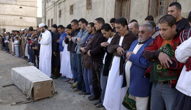 صلاة الجنازة مساء أمس الجمعة بجسر قسنطينة على أحد ضحايا الاعتداءات الإرهابية