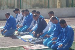 مدرب فريق اولمبي ارزيو، السيد نجيب مجاج، يؤم لاعبيه في صلاة الظهر قبل انطلاق المباراة