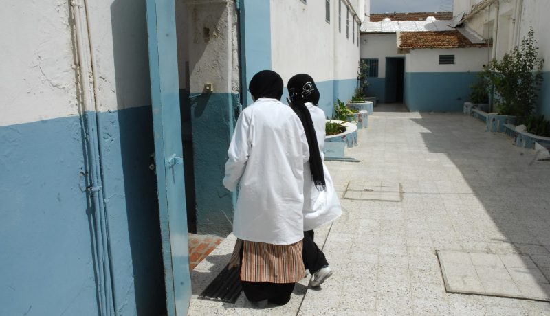 عاريات يلبسن الحجاب بالسجن… خوفا من الفضيحة