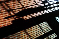 الحبس لإخوة اعتدوا على شاب لاعتراضه على معاكستهم بنات الحي‮ ‬