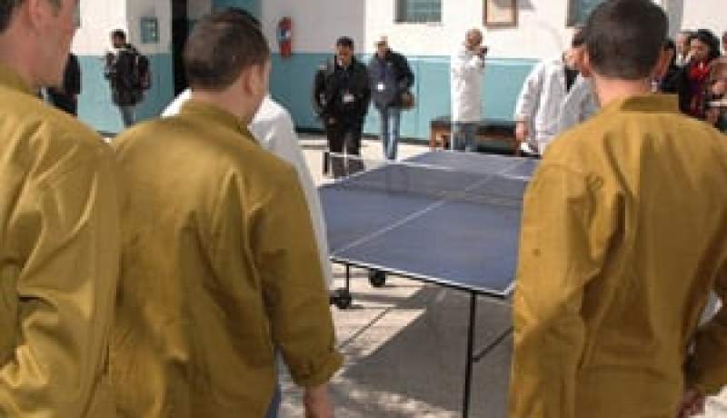 “النهار” تزور سجن البرواڤية بالمدية وتتحدث على النزلاء:سجناء يستفيدون من مبلغ 3 آلاف دج شهريا مقابل خدماتهم وآخرون يمولون سجن الحراش والبويرة بالخضر والفواكه وحديث عن “العفو الرئاسي” وترشح بوتفليقة لعهدة ثالثة