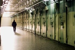 جعلني‮ ‬والدي‮ ‬من عبدة المال فكانت نهايتي‮ ‬وراء القضبان