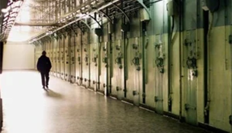 جعلني‮ ‬والدي‮ ‬من عبدة المال فكانت نهايتي‮ ‬وراء القضبان