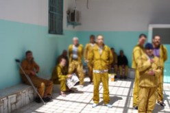 سجناء يطالعون الصحف، يشاهدون الفضائيات، ويخرجون في اجازة..سجناء لا تنقصهم الا..الحرية