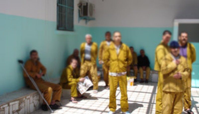 سجناء يطالعون الصحف، يشاهدون الفضائيات، ويخرجون في اجازة..سجناء لا تنقصهم الا..الحرية