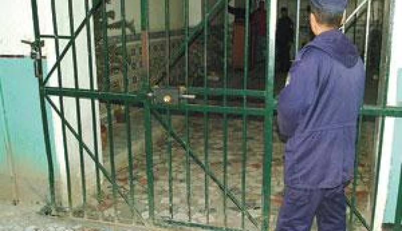 تشديد الرقابة في سجن الحراش ومنع الكتب عن المتهمين في قضايا الإرهاب